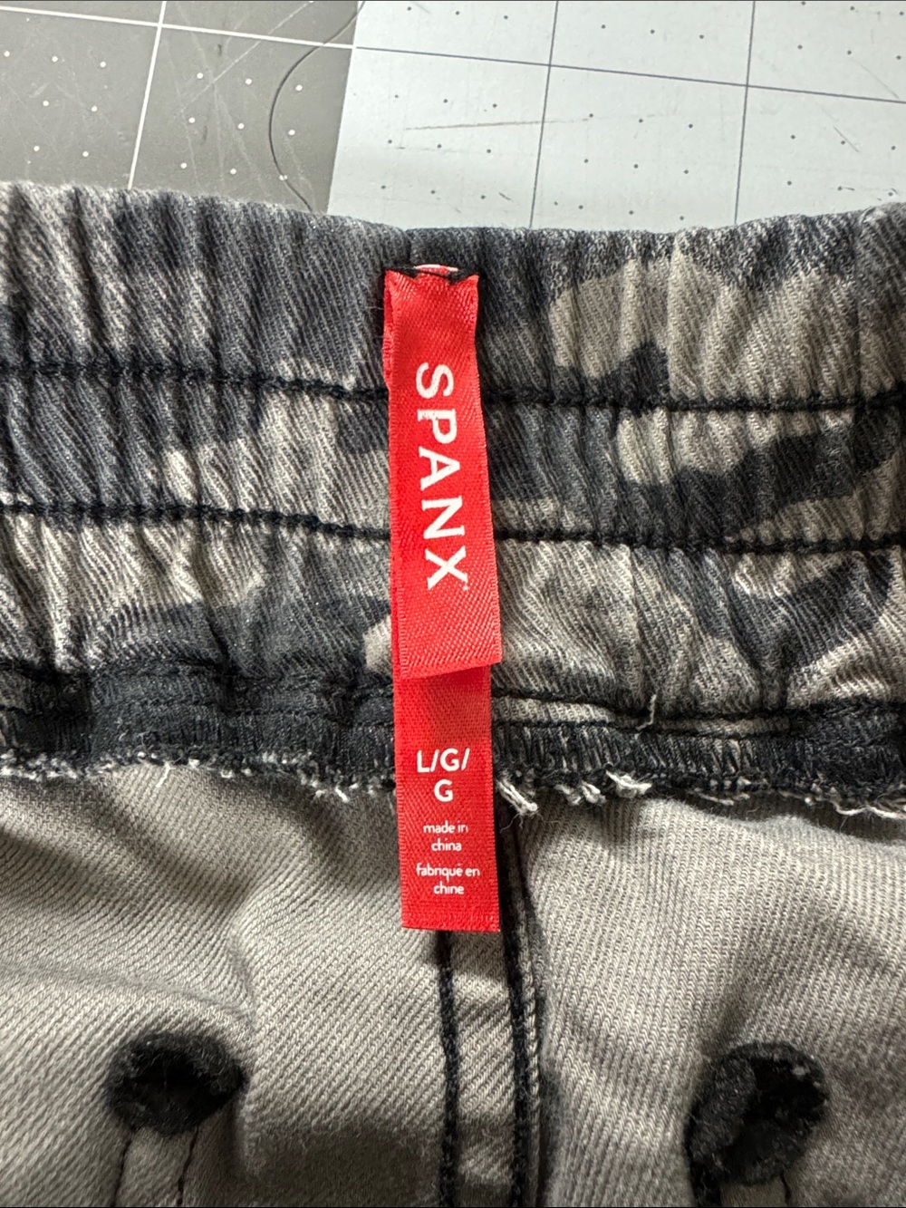 Spanx Stretch Twill Cargo Jogger Camo Gray & Black - Picture 4 of 8